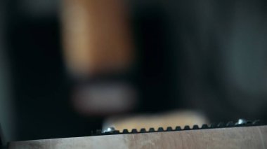 Bir makarna fabrikasında paketlenmiş makarna ile konveyör bant-üretim hattı