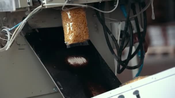 Виробництво продуктів харчування - упаковка макаронів у поліетиленові пакети — стокове відео