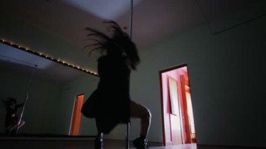 Egzersiz ve baş aşağı bir stüdyoda poz Pole dansçı kız