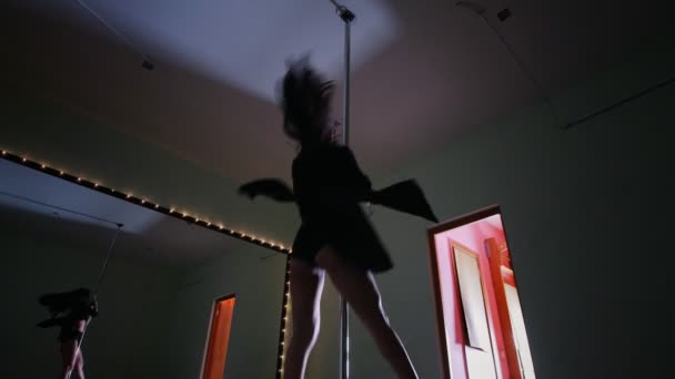 Belle femme mince pole danseuse dans un studio — Video