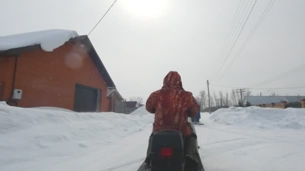 雪村男子驾驶雪地车 — 图库视频影像