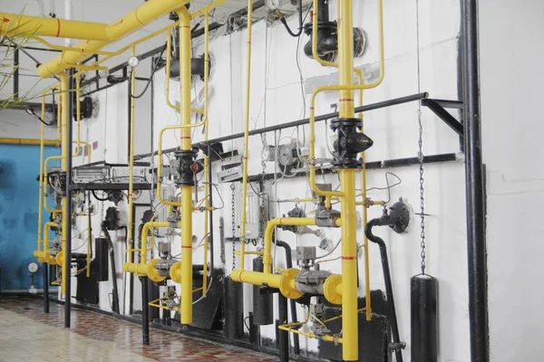 Производственная площадка - желтые трубы и манометры — стоковое фото
