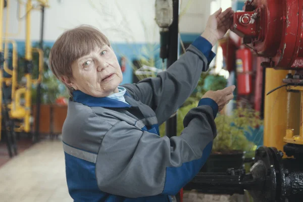 Портрет пожилой женщины - работницы - старшего техника на производственной площадке — стоковое фото