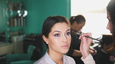 Profesyonel makyaj dudak yapıyor sanatçı olun