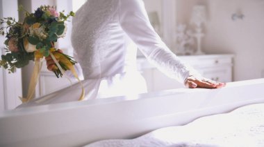 Beyaz gelinlik ve buket çiçek ile birdal headdress Müslüman gelin