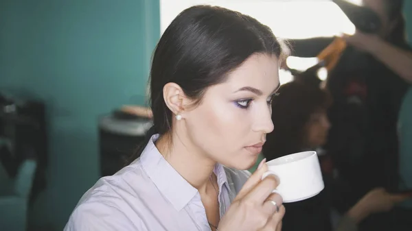 Kobieta o włosy salon wypić kawę — Zdjęcie stockowe