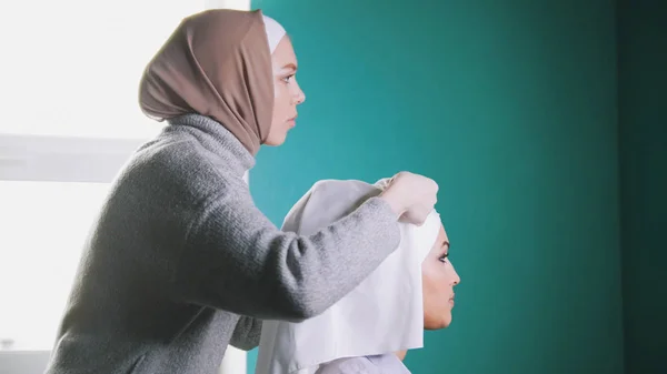 Moslimvrouw koppelverkoop islamitische tulband voor aantrekkelijke bruid — Stockfoto