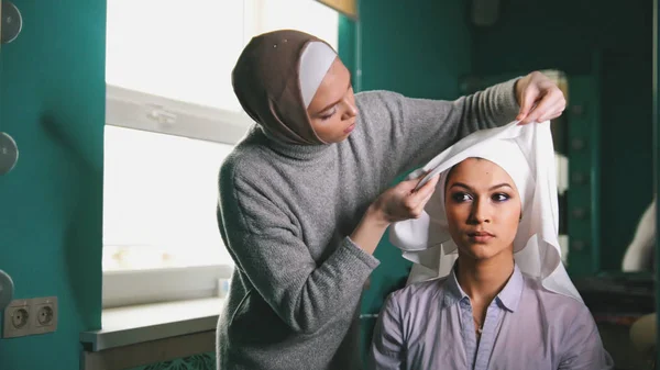 Twee Moslimvrouwen te binden islamitische tulband, voorbereiden op een bruiloft — Stockfoto