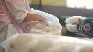 Torba kristal şeker şeker fabrikasında ambalaj işçi