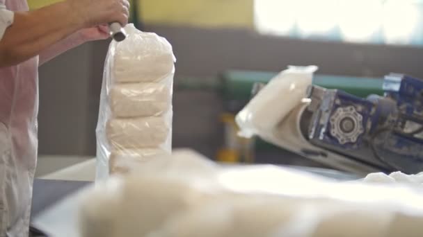 Εργαζόμενος συσκευασίας ζαχαρης στο διυλιστήριο ζάχαρης — Αρχείο Βίντεο