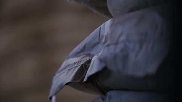 Tüten mit Kristallzucker im Lager der Zuckerraffinerie — Stockvideo