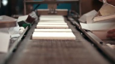 İşçiler alır şeker şeker fabrikası'nda üretim satırından