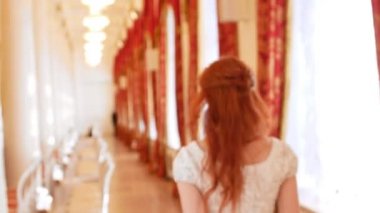 Fan onun elinde güzel bir kadınla vintage top kostümlü balo salonu yürüyor