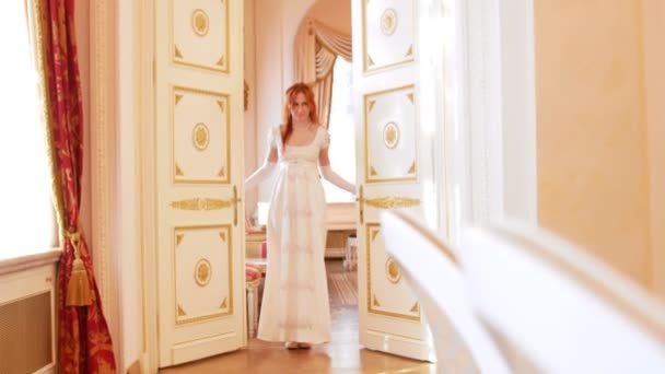 Beautiful woman in a ball gown walks into the ballroom — Stock Video