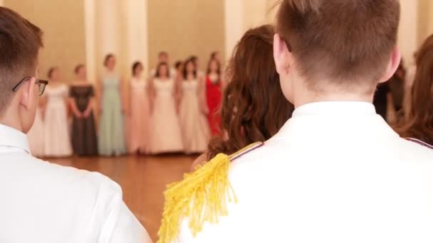 Jóvenes con trajes históricos en el baile de recreación — Vídeos de Stock