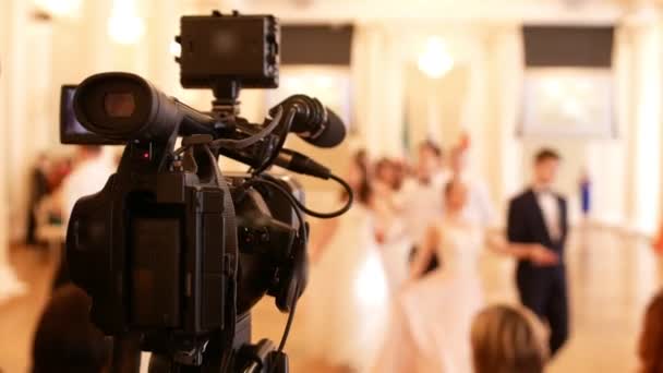 Professional videography shoots people in vintage ball costumes at the historical ball — Stock Video
