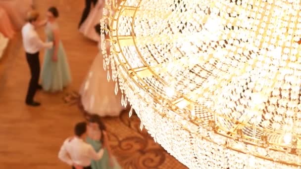 Parejas bailando vals en los trajes de baile vintage — Vídeos de Stock