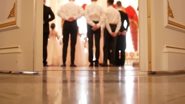 Jóvenes y señoras en vestidos esponjosos bailando vals — Vídeo de stock