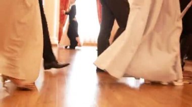 Tarihsel baloda vintage kostümleri genç insanlar dans