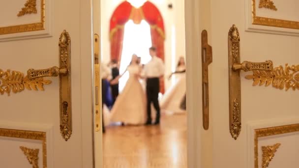 Señoras con caballeros en trajes vintage bailando vals — Vídeo de stock