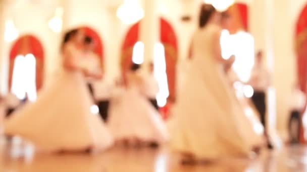 Couples dansant valse dans les costumes de bal historiques — Video