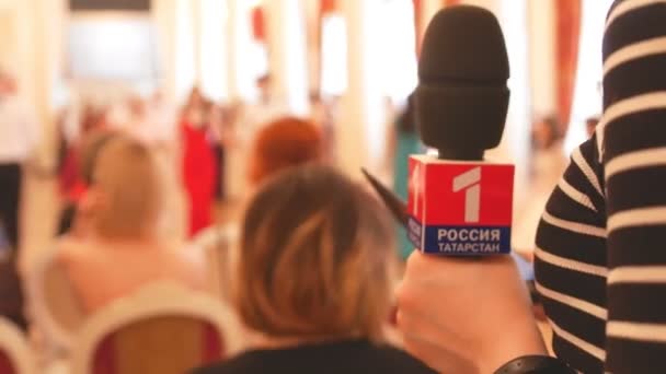 KAZAN, RUSSIA - MARCH 30, 2018: Microphone of a TV correspondents at the reenactment school ball — Stock Video