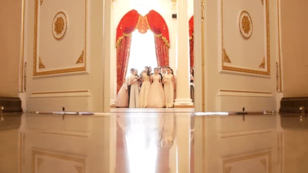 Казань, Російська Федерація - 30 березня 2018: Студентів у привабливих старовинні сукні у банкетних приміщеннях — стокове відео
