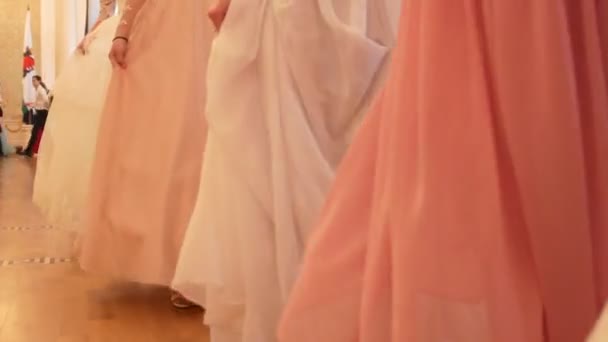 KAZAN, RUSSIE - 30 MARS 2018 : Les filles dans les robes luxuriantes sur le bal de l'école de reconstitution — Video