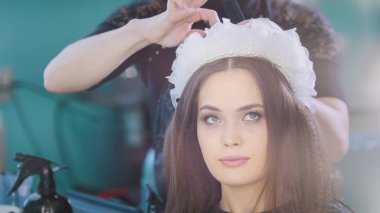 Güzel genç kadın ile şık saç Aksesuar