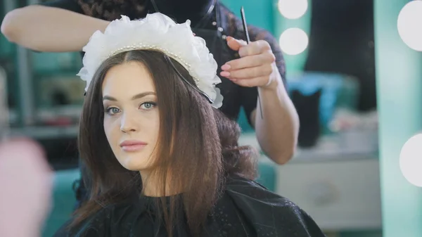 Fryzjerka, tworząc fryzurę dla beautyful Kobieta — Zdjęcie stockowe