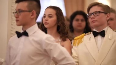 Kazan, Rusya - 30 Mart 2018: Öğrenciler bahar topu balo salonu gidiş, Çift