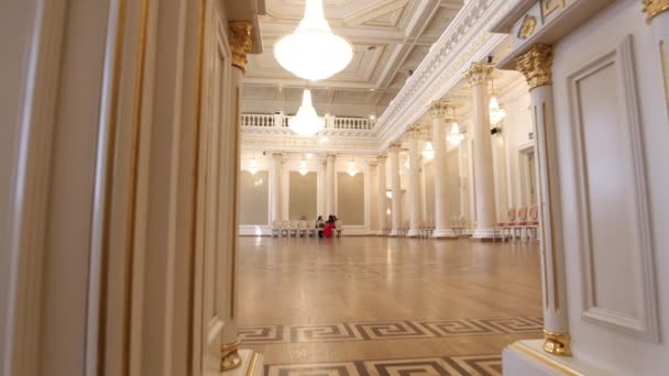 КАЗАН, РОССИЯ - 30 марта 2018 года:, Мэрия - роскошный бальный зал - подготовка к исторической танцевальной вечеринке — стоковое видео