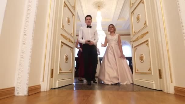 KAZAN, RUSSIA - MARCH 30, 2018: Dance party in city hall - young couples in the lush dresses coming on the reenactment ball — Stock Video