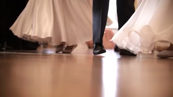 Jongeren op het historische bal gaan in de ballroom, slow-motion — Stockvideo