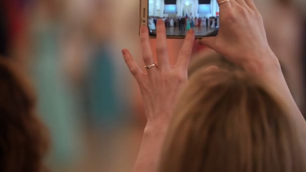 Vrouw schiet op de smartphone mensen in ballroom dansen — Stockvideo