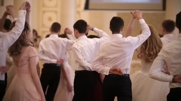 KAZAN, RUSSIA - MARCH 30, 2018: Young couples whirling in the beautiful dance at party in city hall — Stock Video