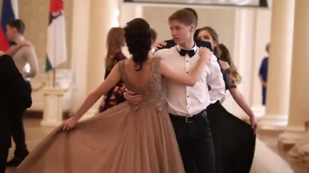 俄罗斯喀山-2018年3月30日: 在市政厅的舞会上, 情侣们在美丽的舞蹈中旋转 — 图库视频影像