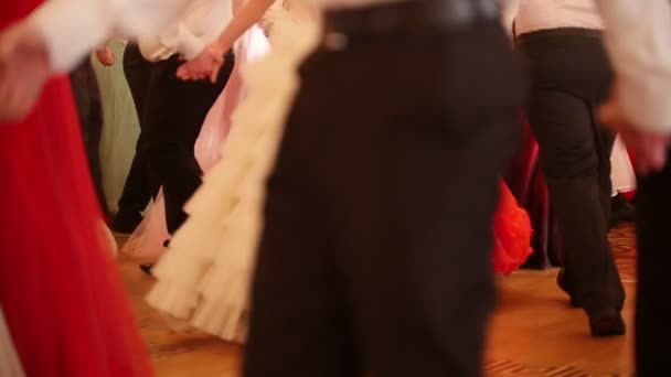 Dançando jovens no baile histórico de mãos dadas, câmera lenta — Vídeo de Stock