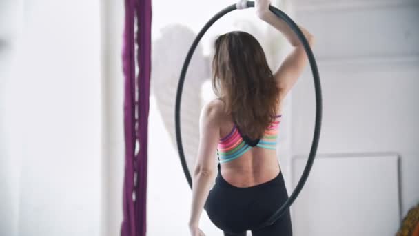 Woman makes a gymnastic elements on the aerial hoop — Stock Video