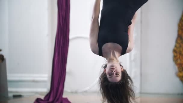 Attrayant gymnaste de l'air pendu à l'envers sur le cerceau aérien — Video