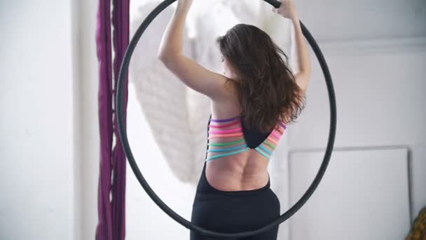 Attraktiva luft gymnast kretsande på aerial hoop — Stockvideo