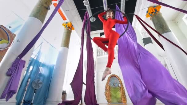Женщина-аэриалистка танцует на воздушном шелке — стоковое видео