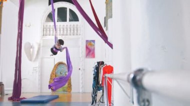 Jimnastik salonu kadın hava ipek için ellerini tutarak gerçekleştirir