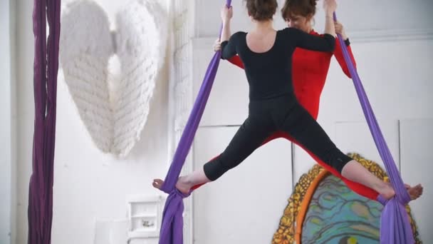 Två air gymnast gör gymnastiska element på antenn silk — Stockvideo