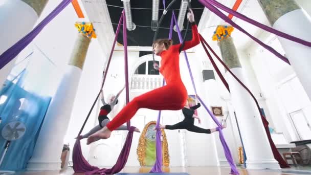 Atractivas gimnastas de aire de las mujeres hace que los elementos gimnásticos en el aire — Vídeo de stock