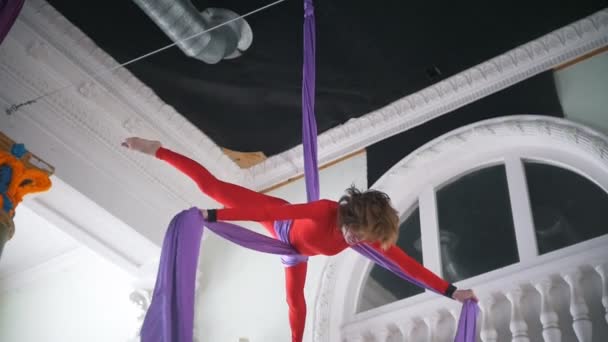 Nő végez egy gyakorlat-vissza lógó légi selyem — Stock videók