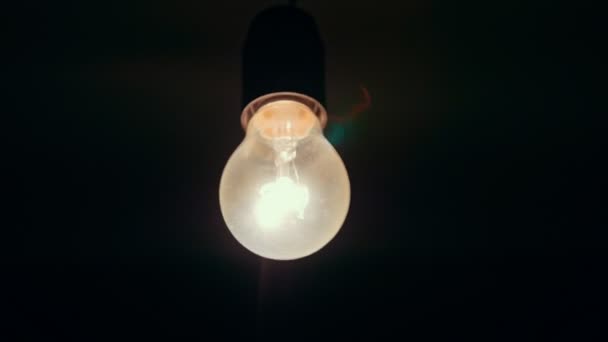 Brilhando lâmpada amarela no teto — Vídeo de Stock