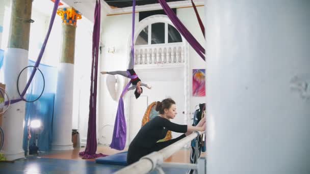 Duas mulheres bonitas se exercitando em uma sala de ensaio — Vídeo de Stock