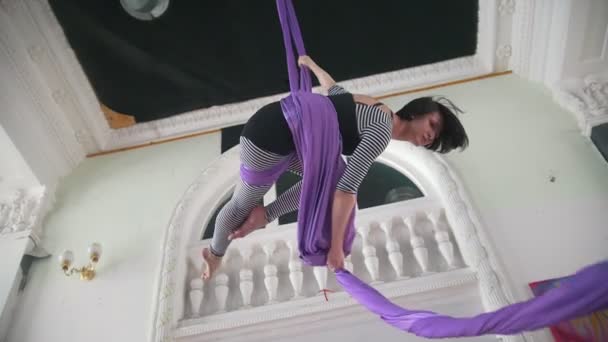 Приваблива гнучка жінка-гімнастка, що літає на повітряному шовку — стокове відео