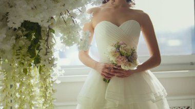 Çekici model gelinlik gelin buketi ile